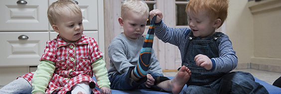 Børn hjælper hinanden med at få strømperne af